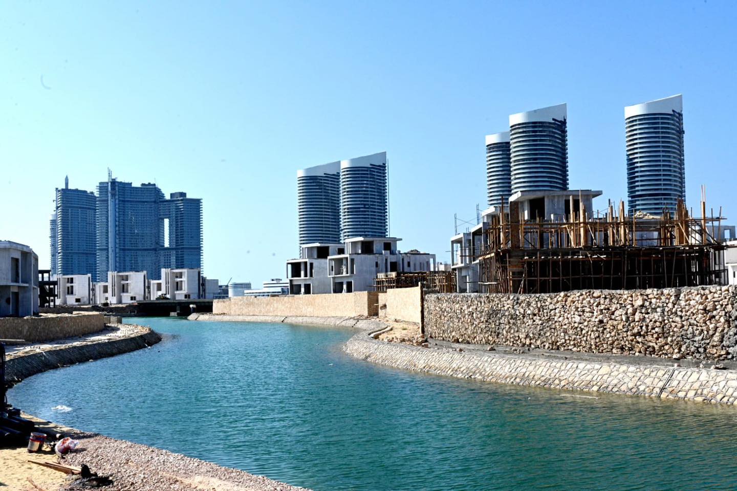 وزير الإسكان يتفقد تنفيذ وحدات كمبوند مزارين