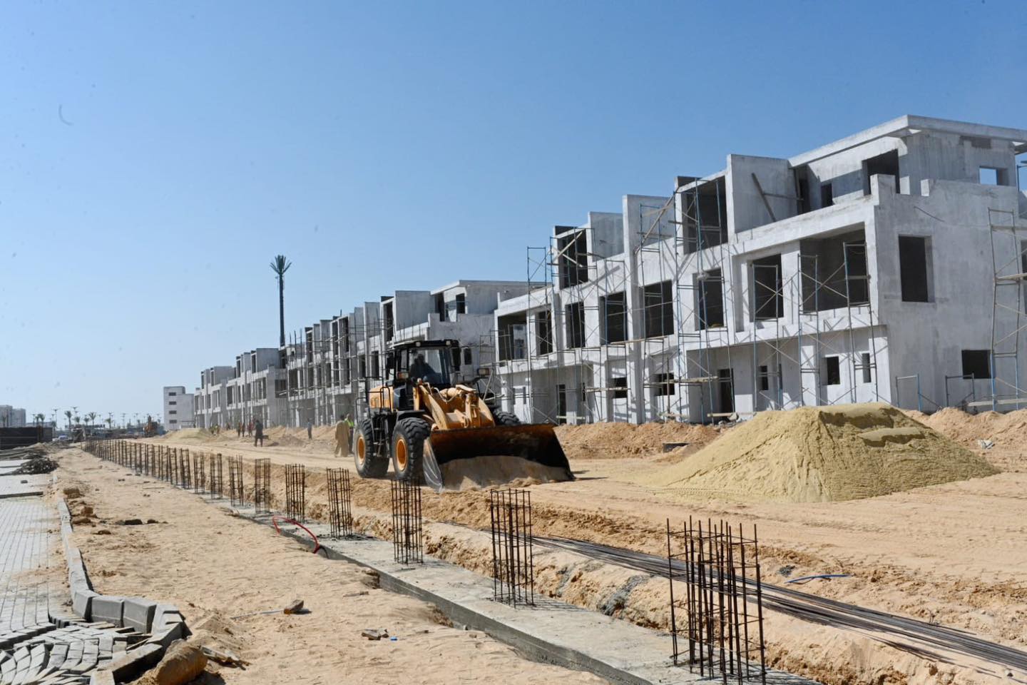 وزير الإسكان يتفقد تنفيذ وحدات كمبوند مزارين