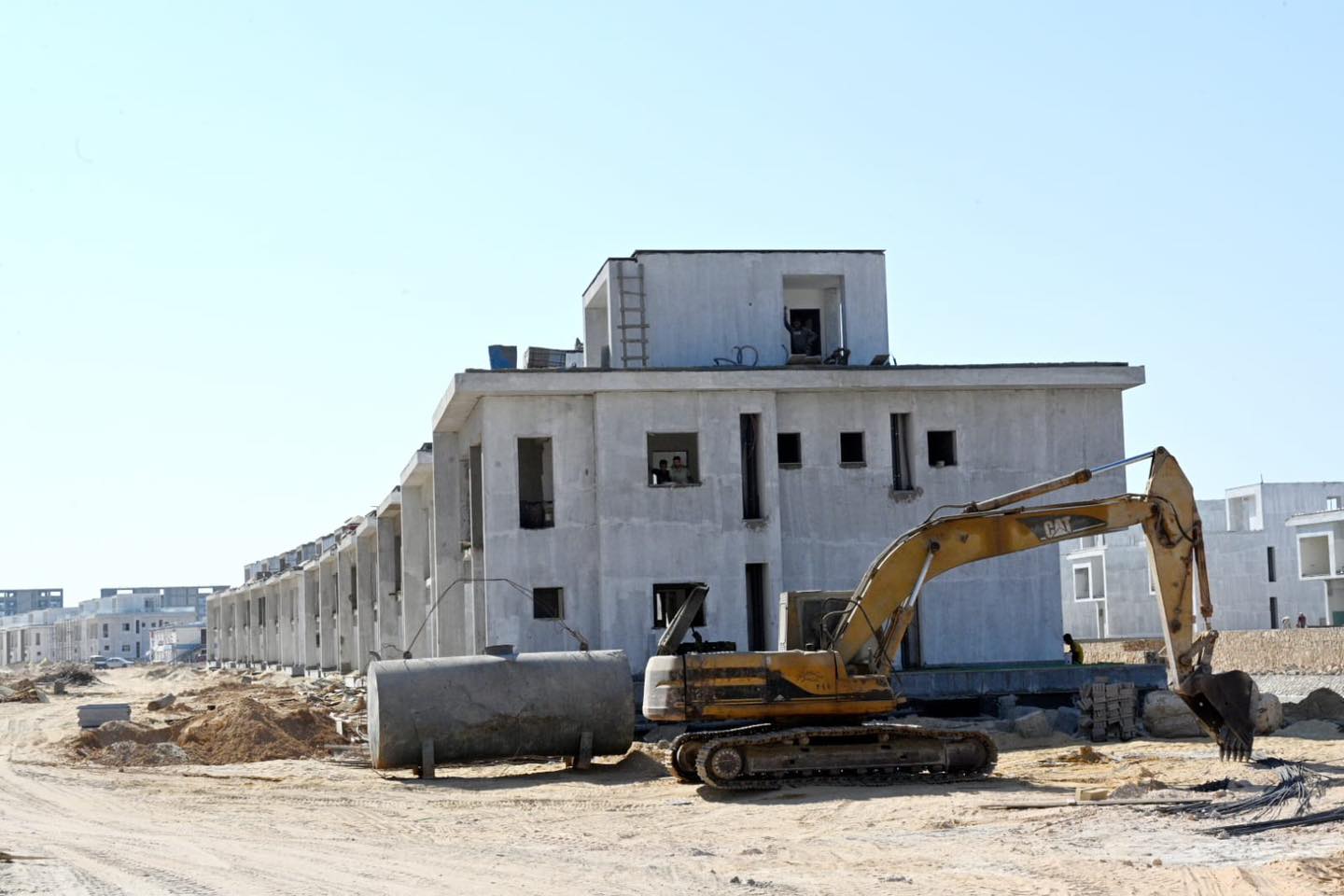 وزير الإسكان يتفقد تنفيذ وحدات كمبوند مزارين