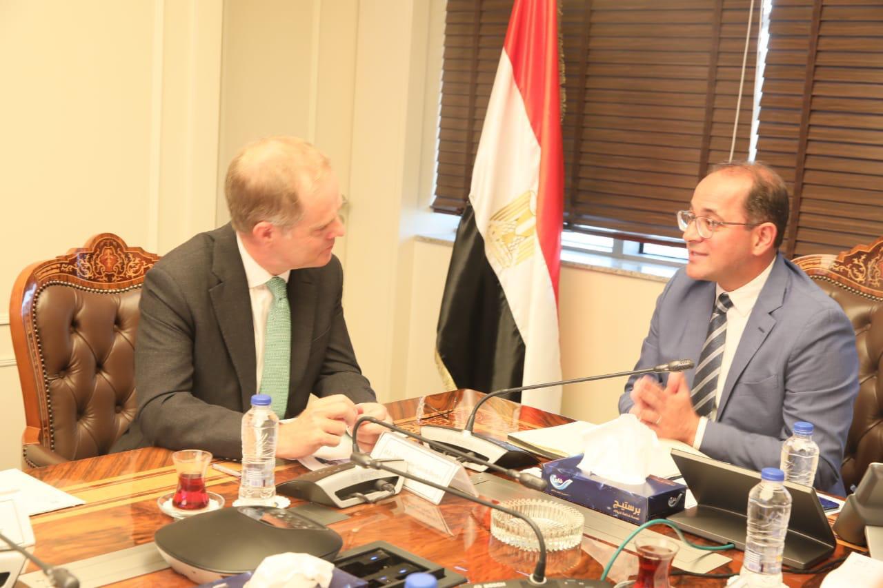 وزير المالية يلتقي السفير البريطانى