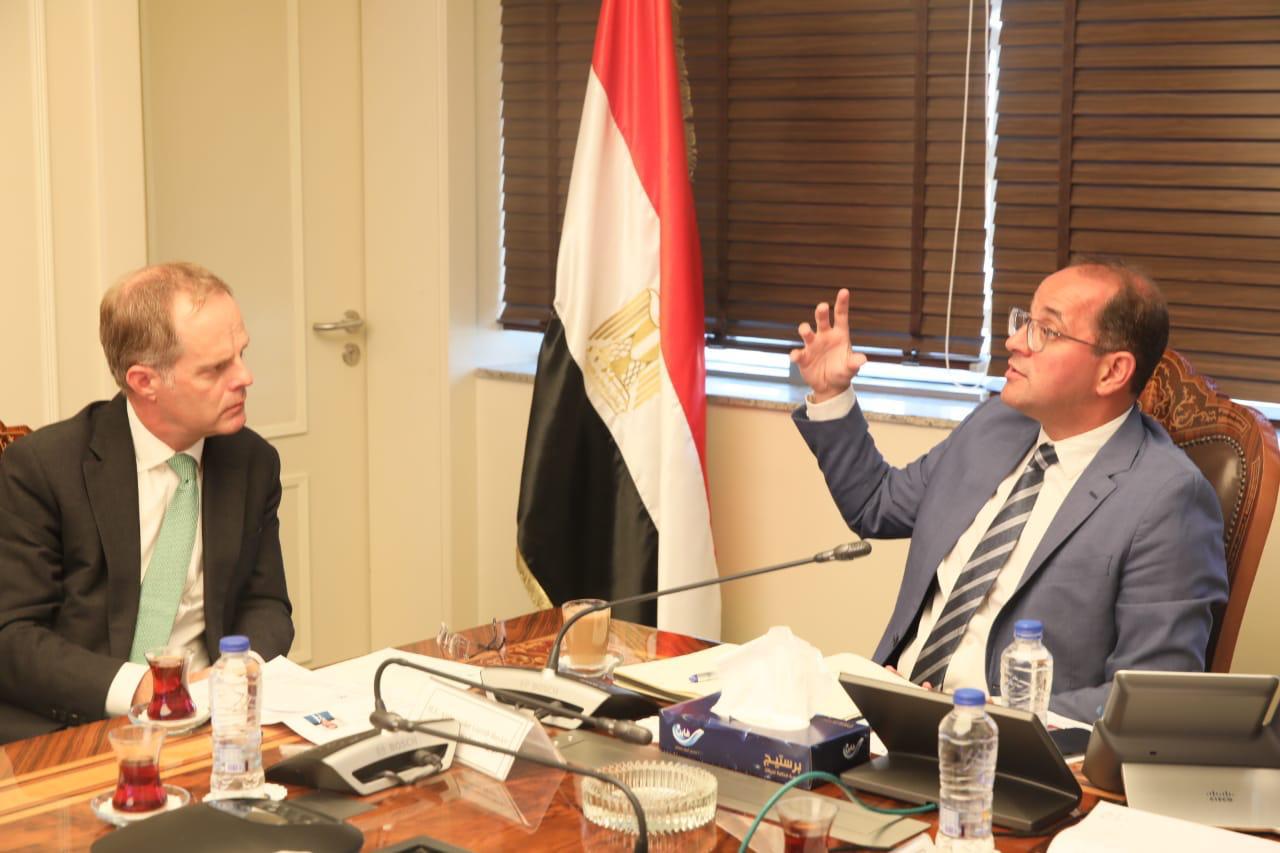 وزير المالية يلتقي السفير البريطانى