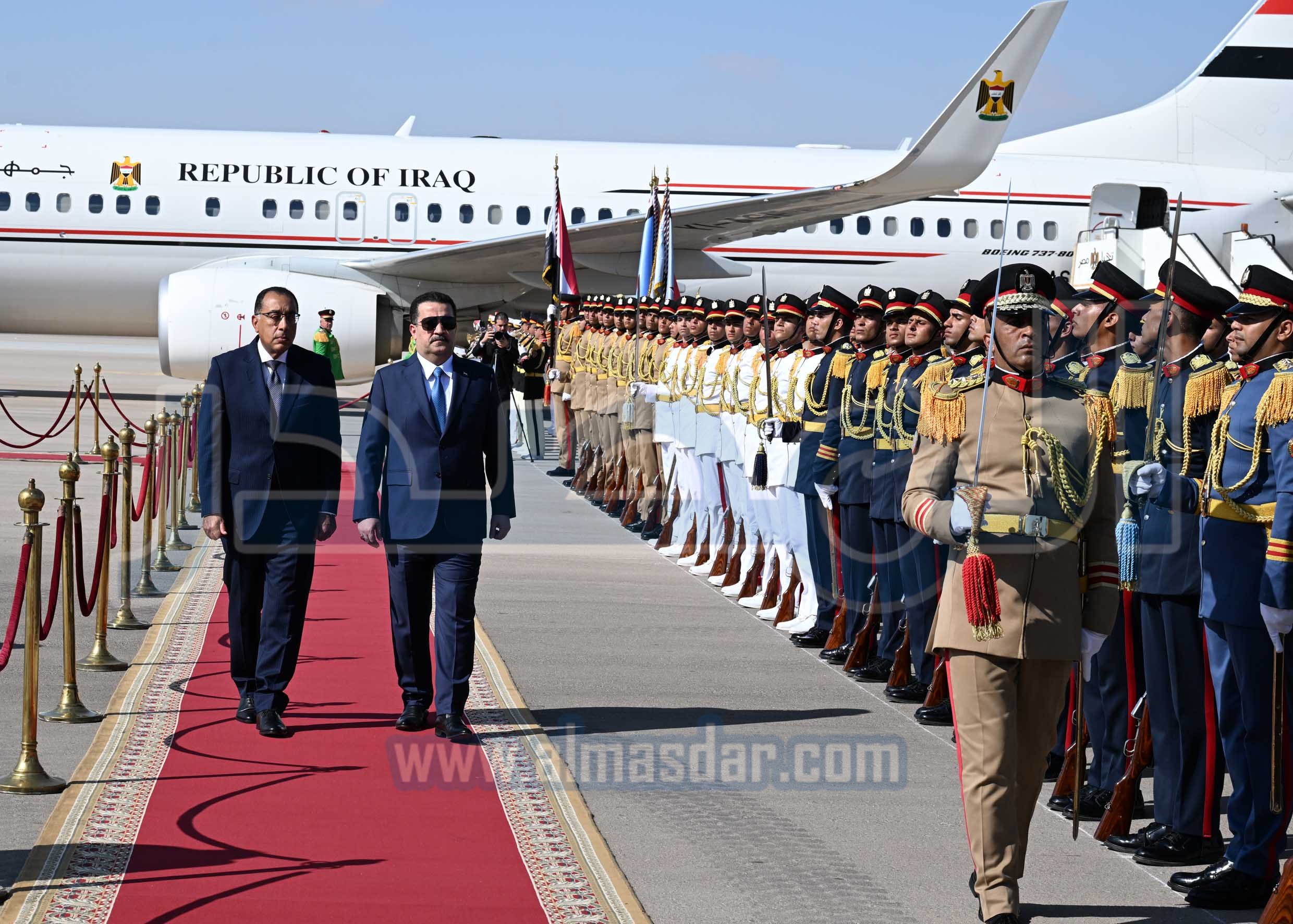 مدبولي يستقبل رئيس الوزراء العراقي بمطار العلمين الدولي