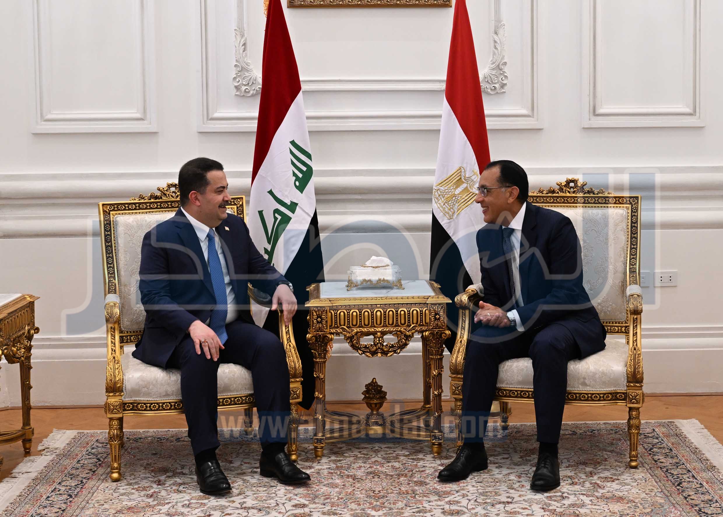 مدبولي يستقبل رئيس الوزراء العراقي بمطار العلمين الدولي