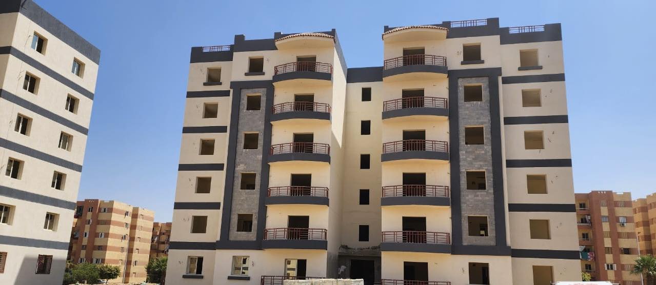 مسئولو الإسكان يتفقدون المشروعات السكنية بعدة مناطق ببدر