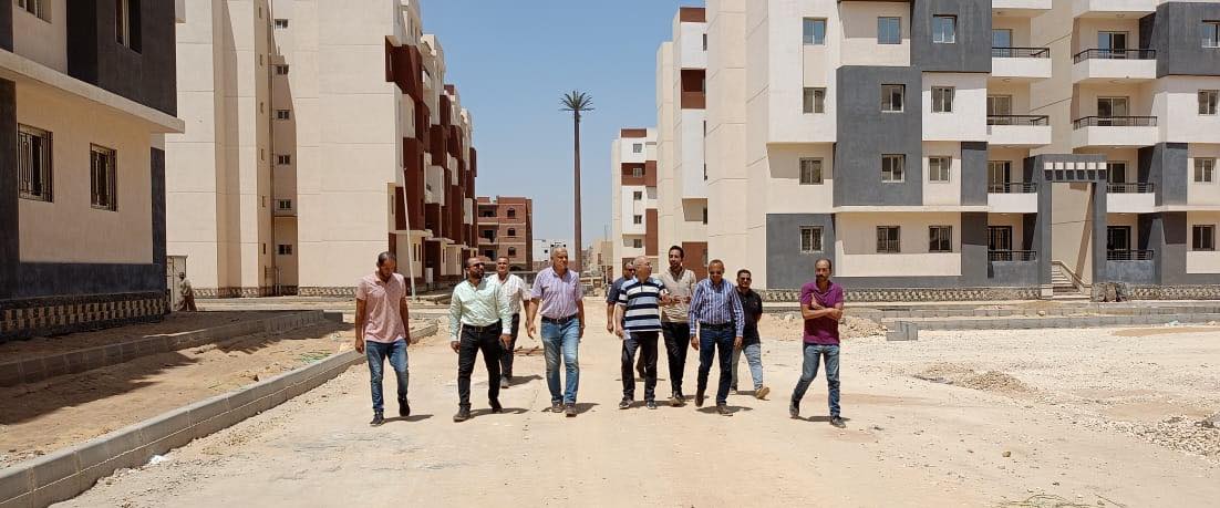 مسئولو الإسكان يتفقدون المشروعات السكنية بعدة مناطق ببدر