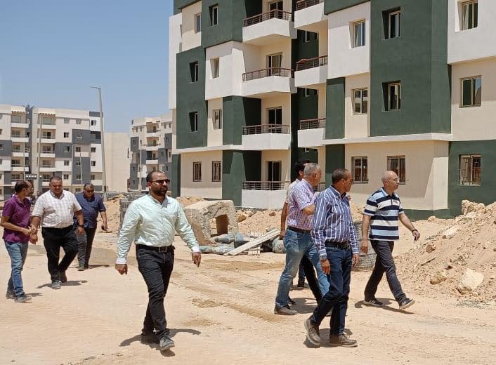مسئولو الإسكان يتفقدون المشروعات السكنية بعدة مناطق ببدر