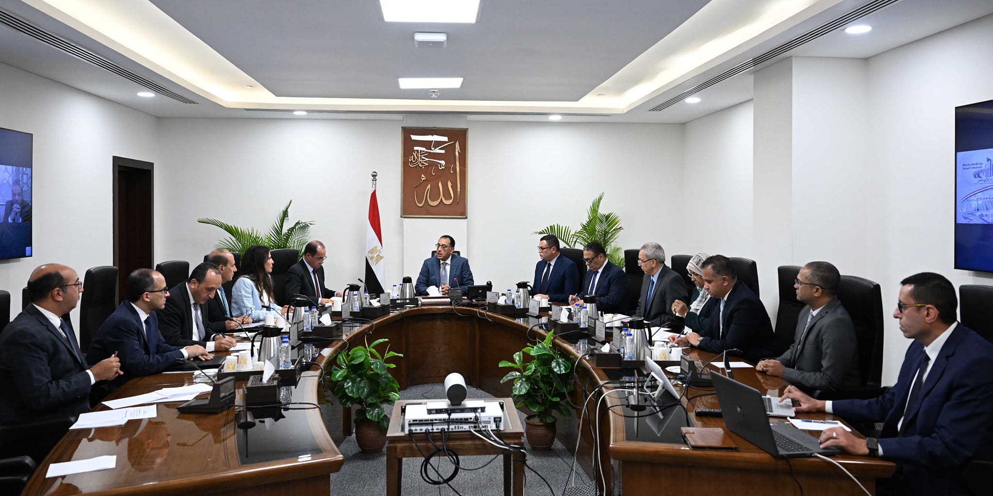 رئيس الوزراء يتابع إجراءات صرف تعويضات المتضررين من المحاور المرورية