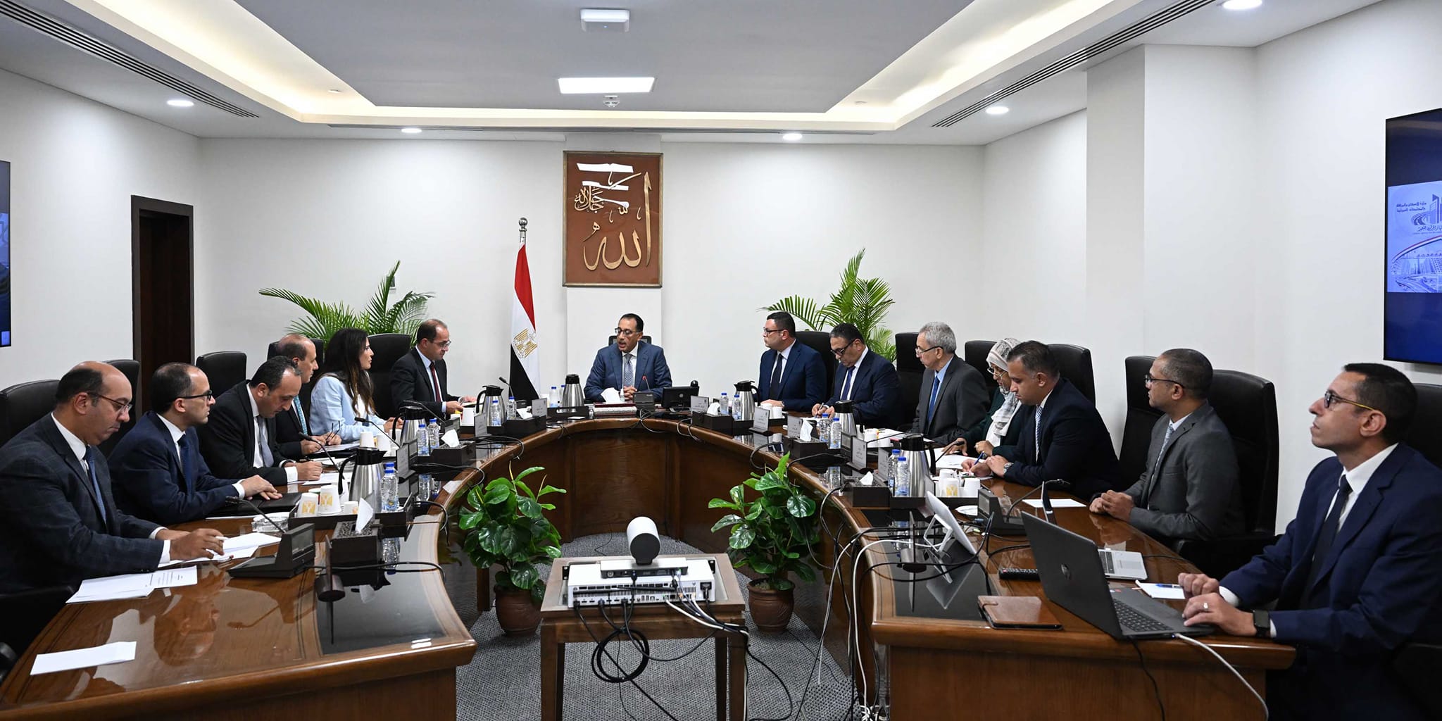 رئيس الوزراء يتابع إجراءات صرف تعويضات المتضررين من المحاور المرورية