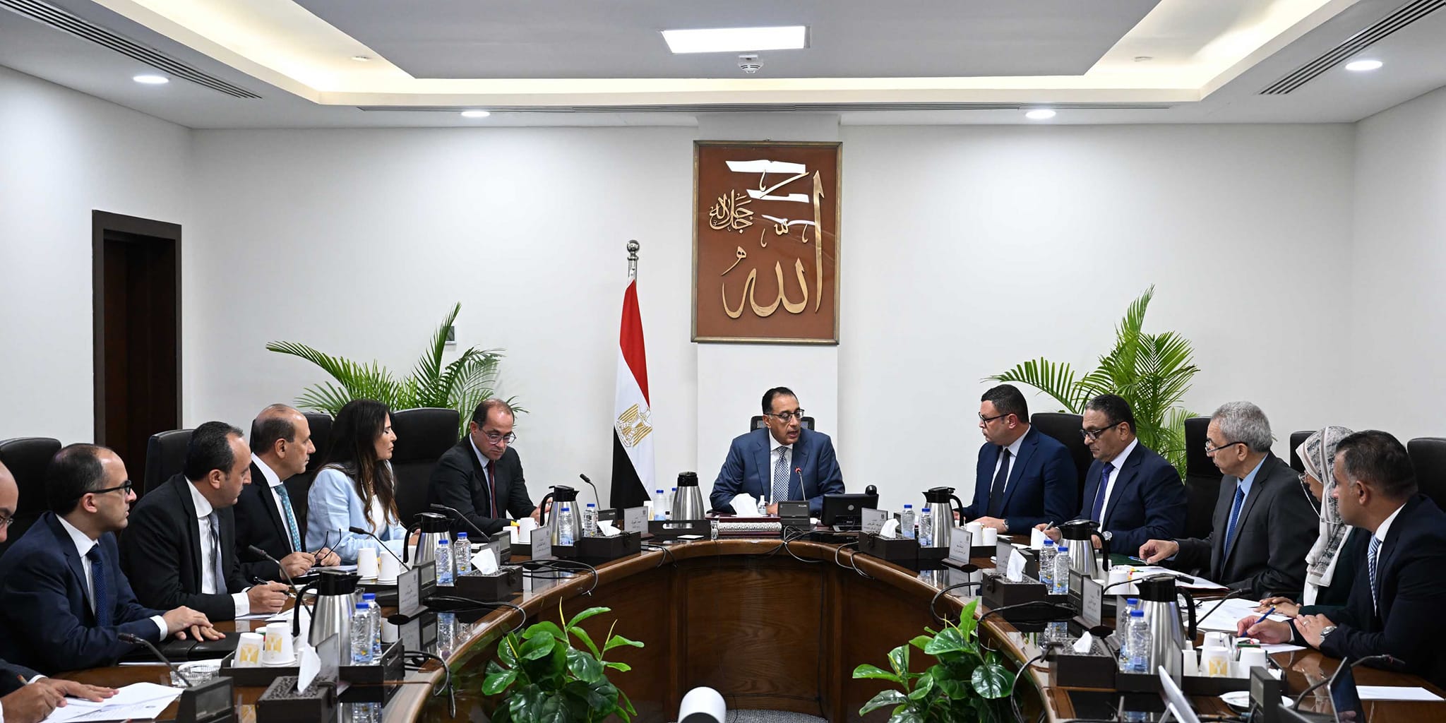 رئيس الوزراء يتابع إجراءات صرف تعويضات المتضررين من المحاور المرورية