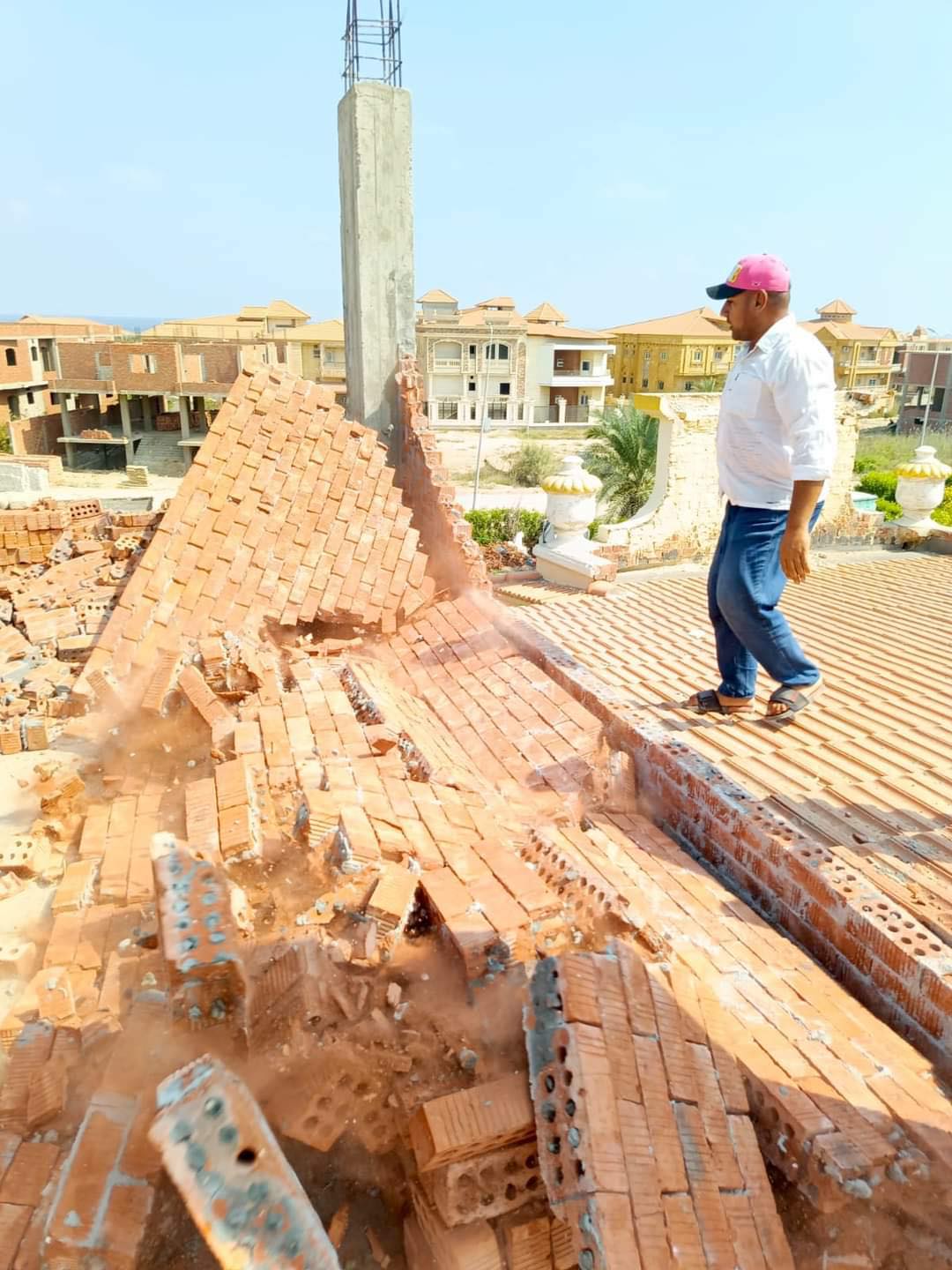حملات مكبرة لإزالة مخالفات البناء والإشغالات