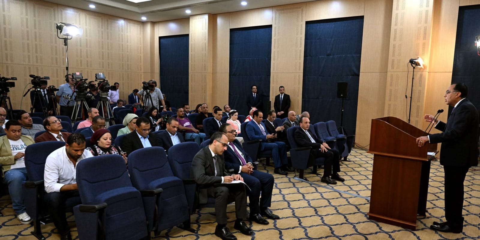 رئيس الوزراء يجيب عن استفسارات الصحفيين والإعلاميين