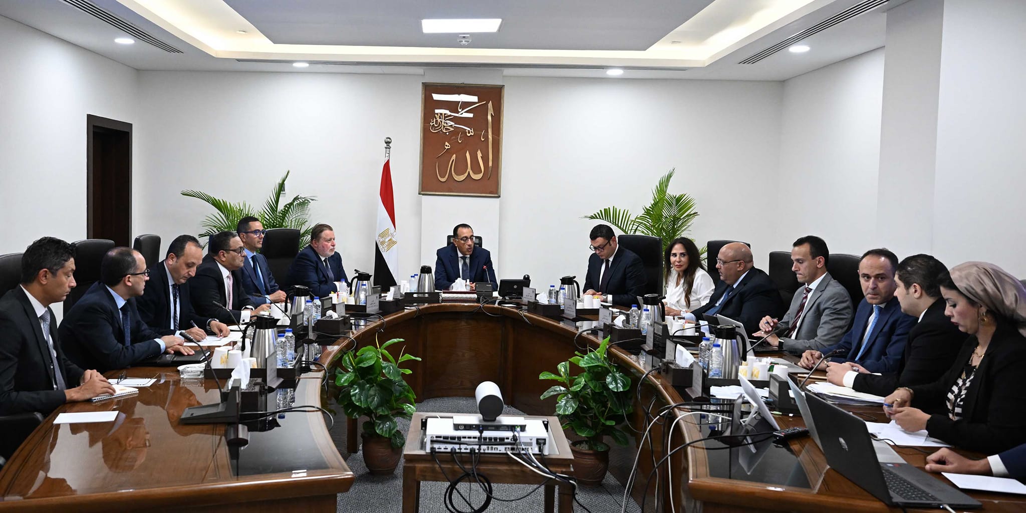 رئيس الوزراء يناقش مسودة قانون يحكم عمل مناطق المال والأعمال
