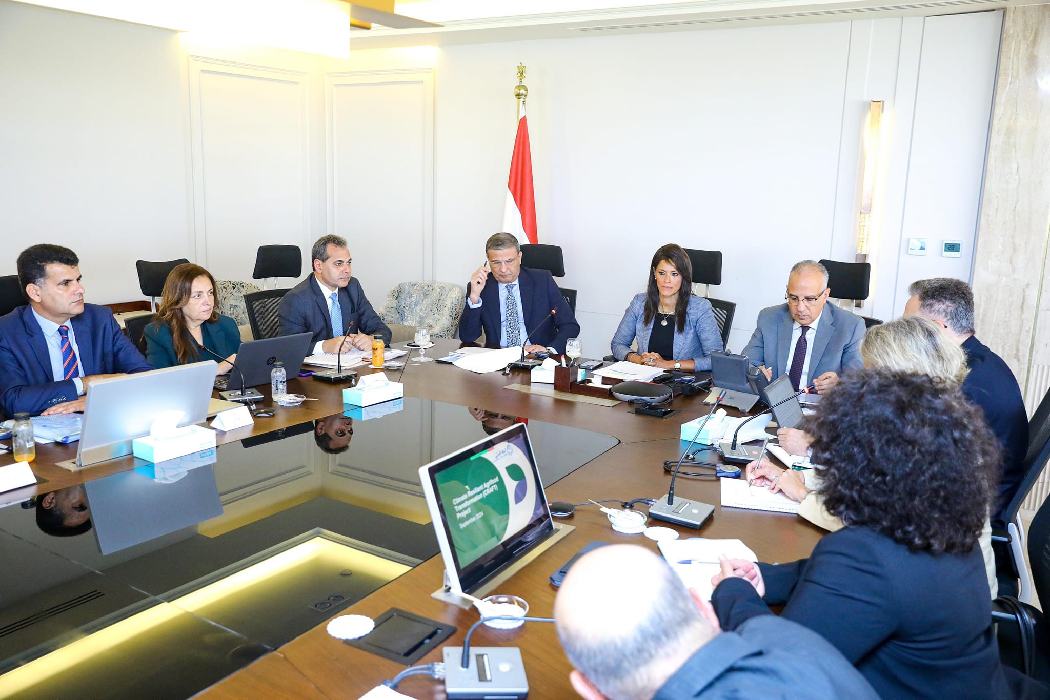 وزراء التخطيط والري والزراعة في اجتماع مع بعثة البنك الدولي