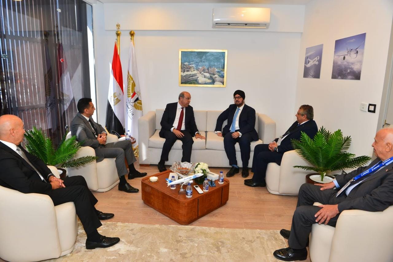 سامح الحفني يبحث مع رئيس شركة بوينج تعزيز نطاق الشراكة