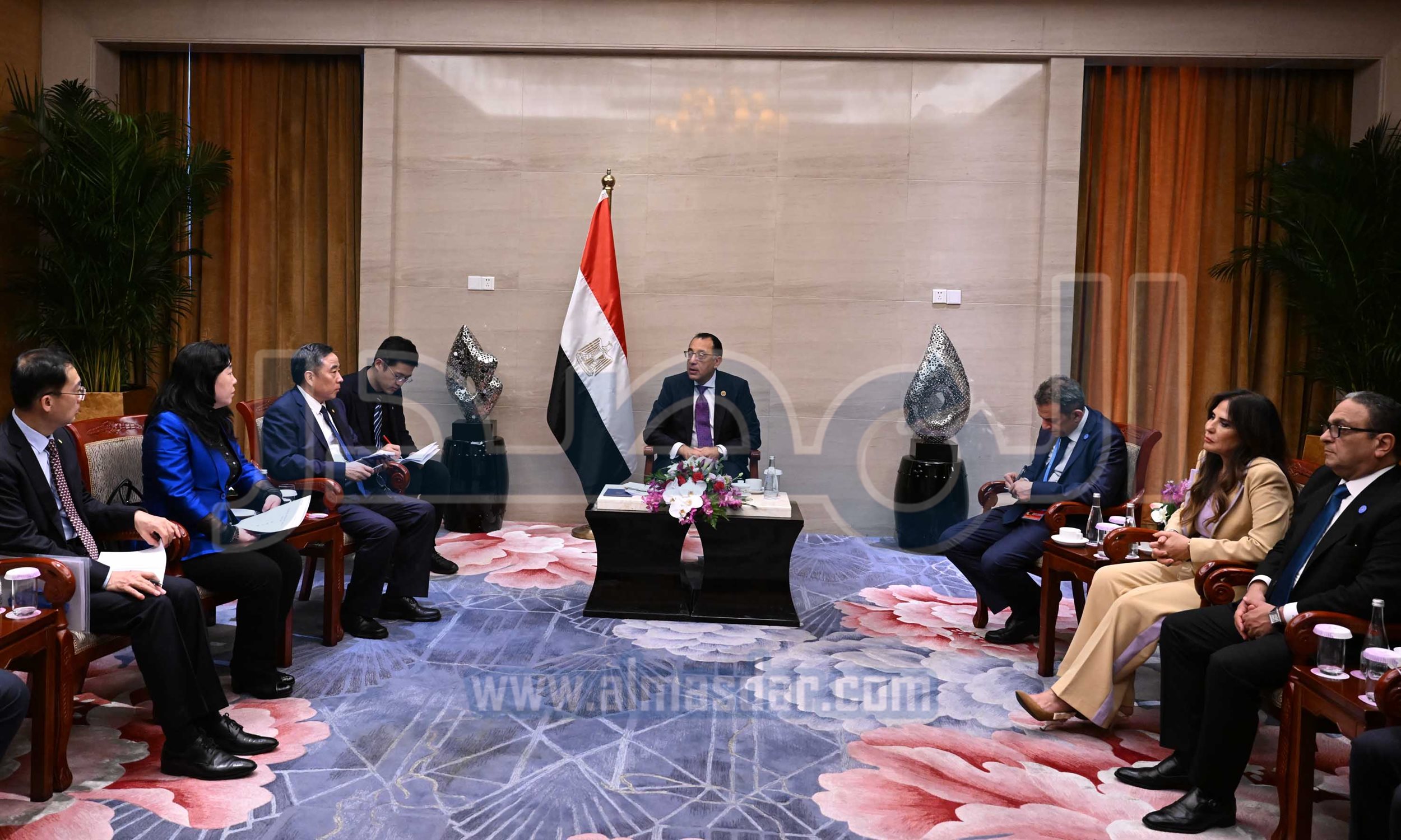رئيس الوزراء يلتقي رئيس شركة تشاينا إنرجي