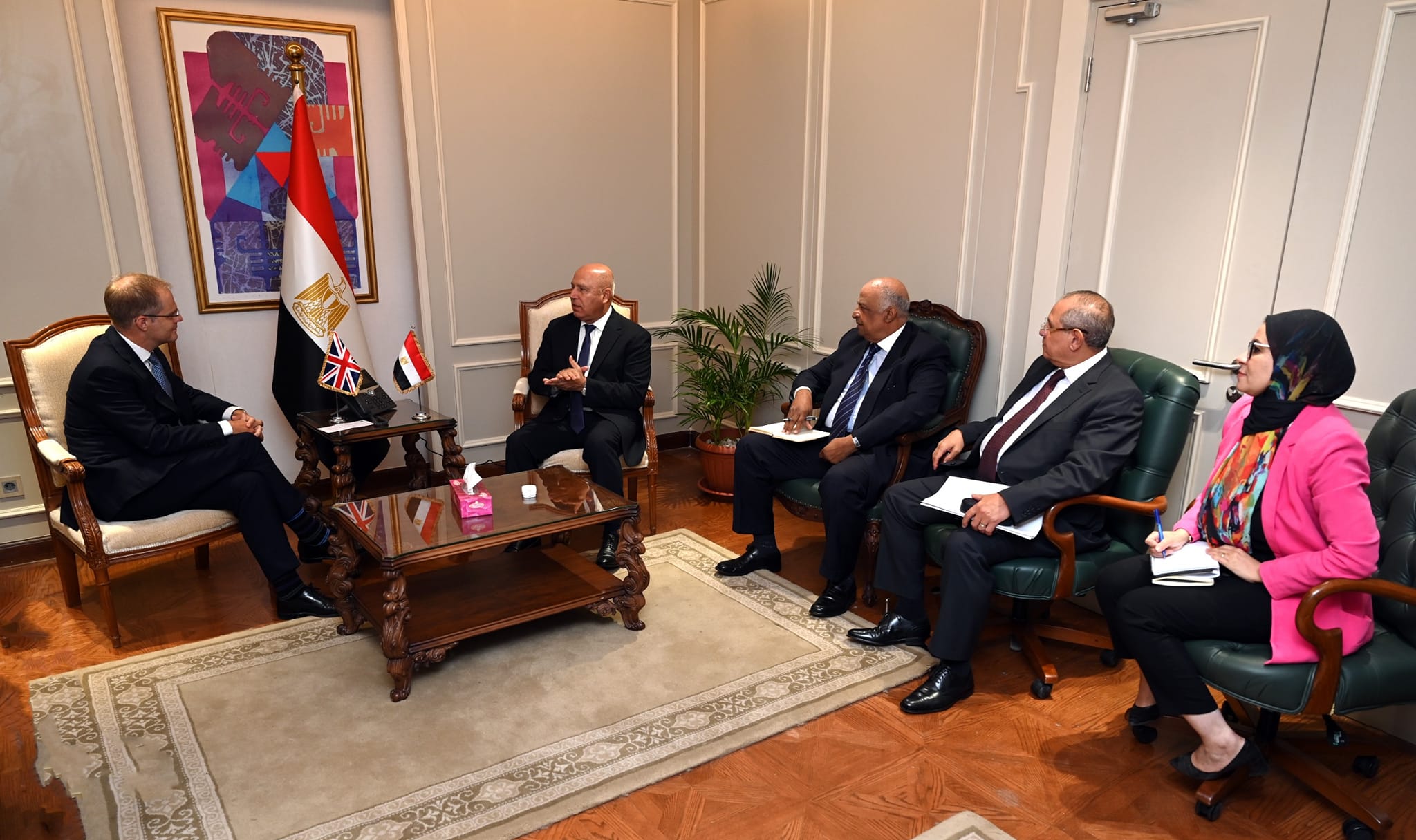 وزير الصناعة والنقل يلتقي السفير البريطاني في القاهرة