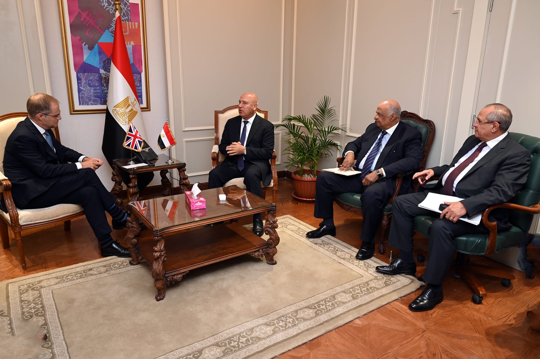 وزير الصناعة والنقل يلتقي السفير البريطاني في القاهرة