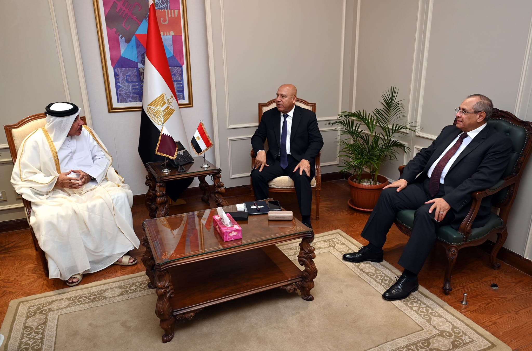 وزير الصناعة والنقل يستقبل وزير المواصلات القطري