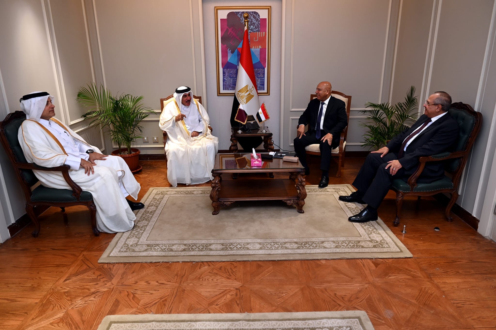 وزير الصناعة والنقل يستقبل وزير المواصلات القطري