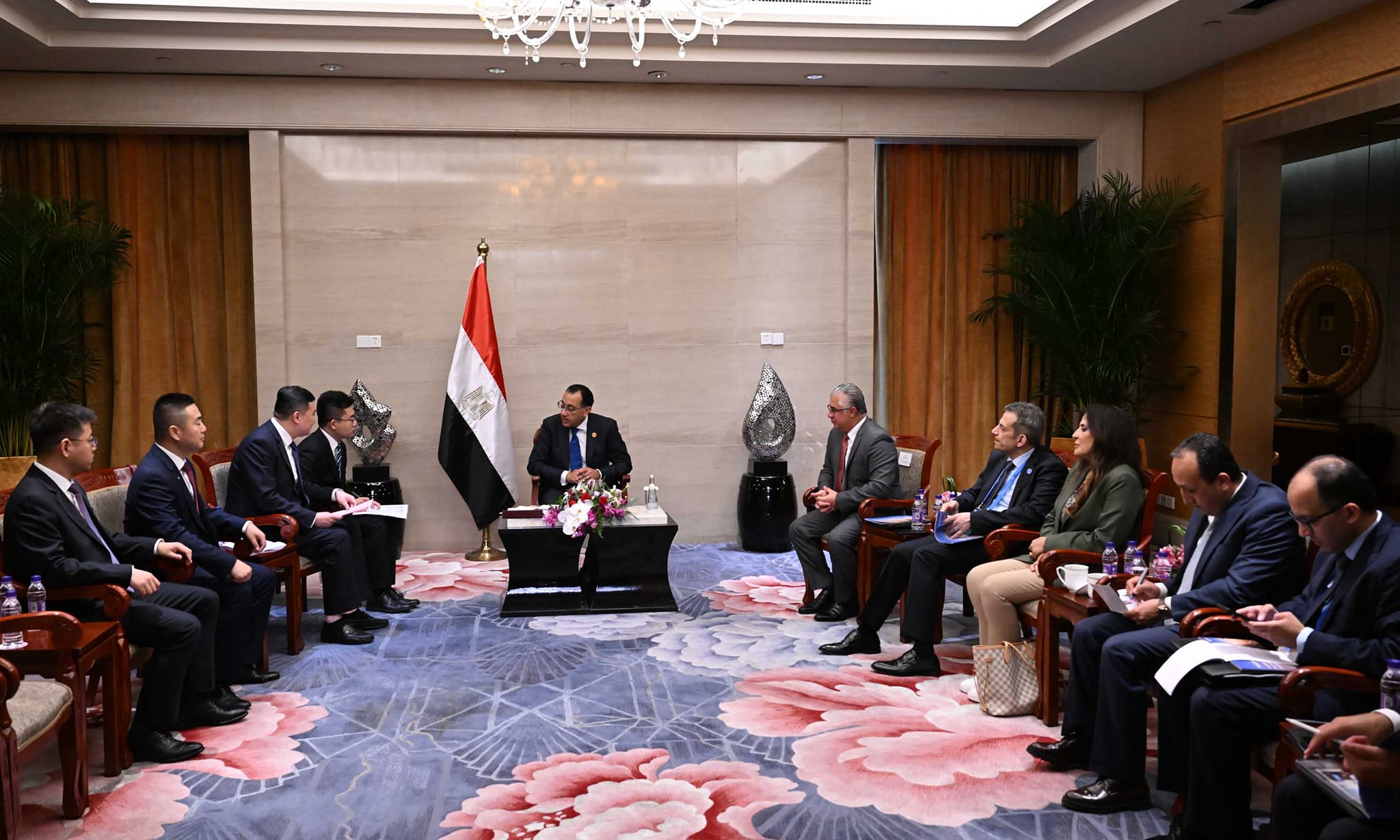 رئيس الوزراء يلتقي رئيسي شركتي تيدا وينخوا بيفار جروب