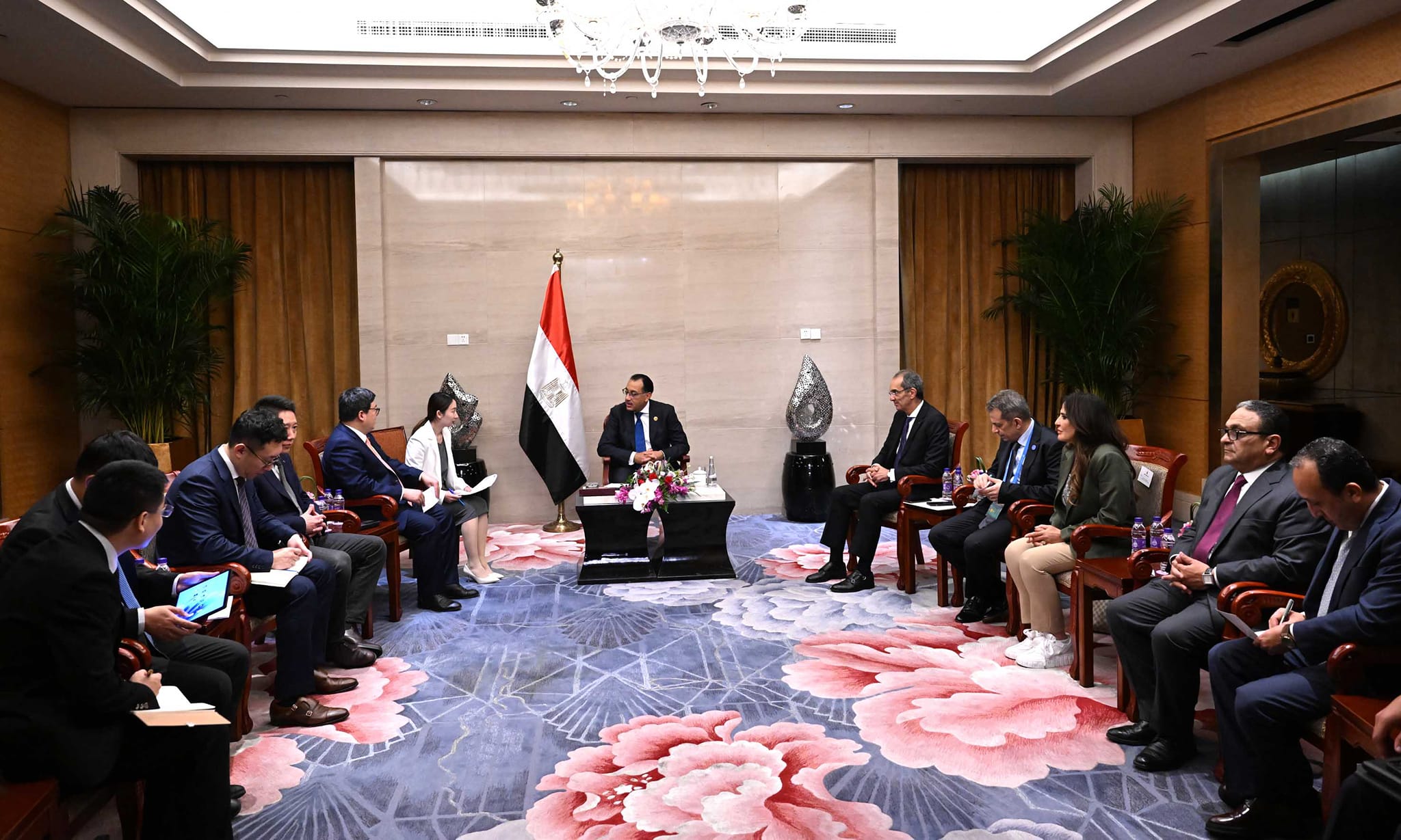 رئيس الوزراء يلتقي رئيس شركة زد تي إي الصينية