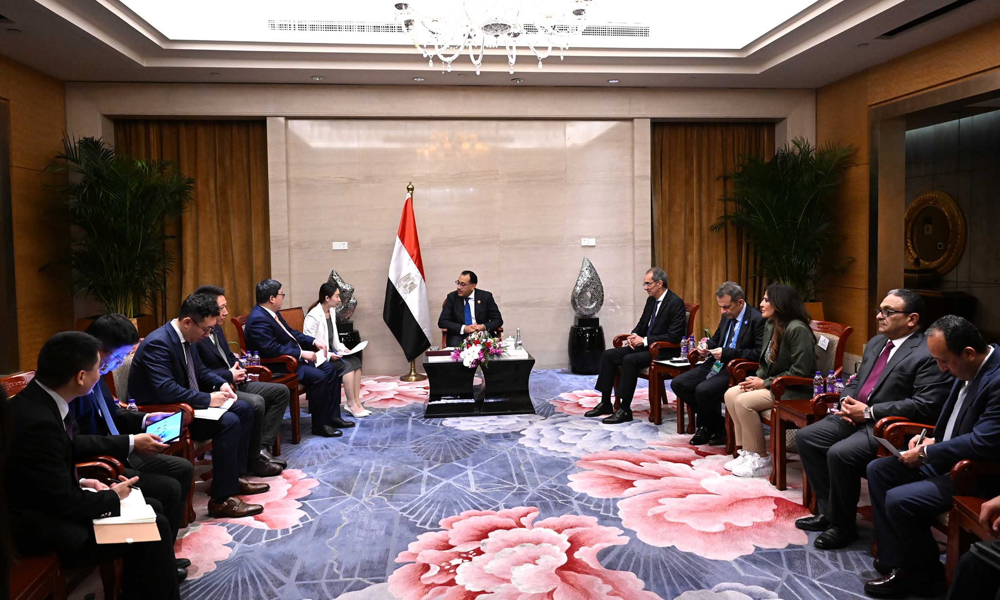 رئيس الوزراء يلتقي رئيس شركة زد تي إي الصينية