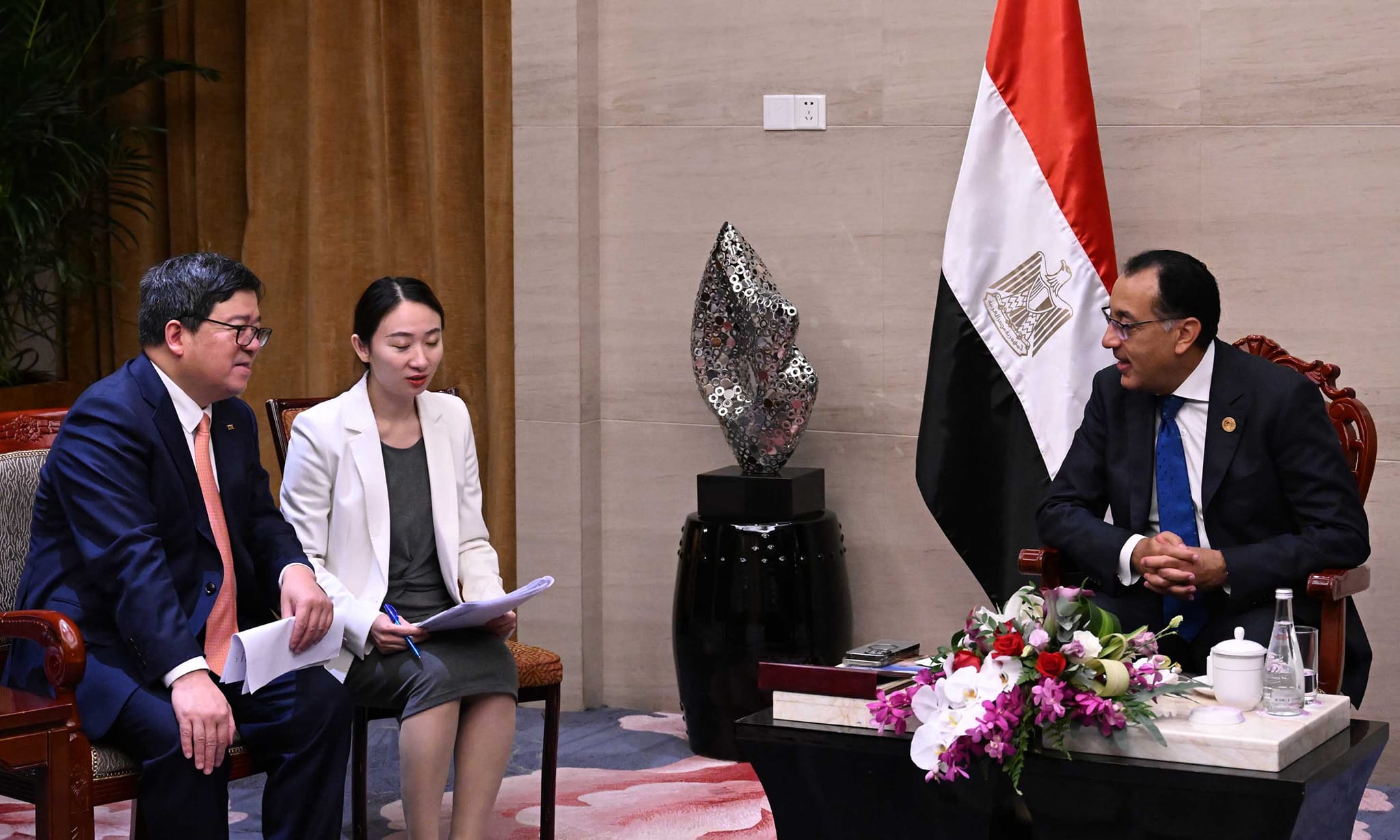 رئيس الوزراء يلتقي رئيس شركة زد تي إي الصينية