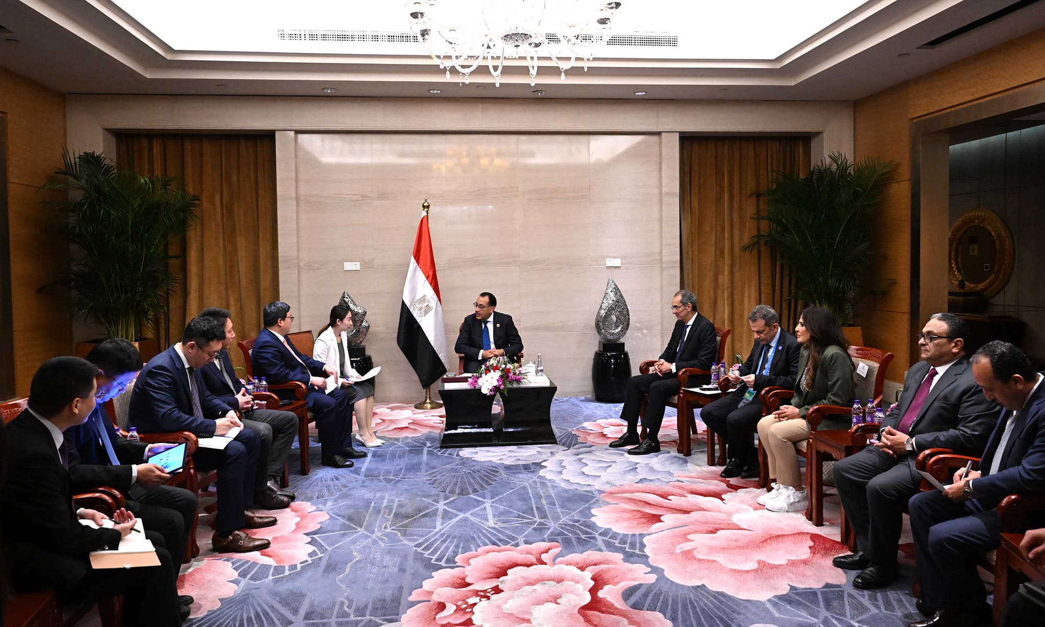 رئيس الوزراء يلتقي رئيس شركة زد تي إي الصينية