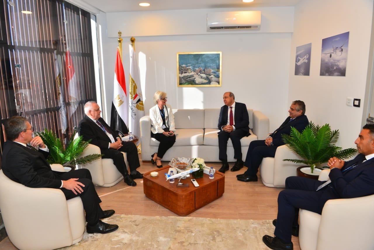 وزير الطيران يلتقي مع مسئولى مجموعه Thales Group الفرنسية