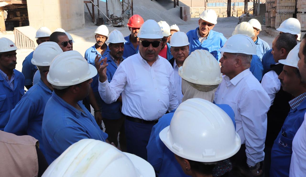 وزير قطاع الأعمال يتفقد مصانع شركة الإسكندرية للحراريات