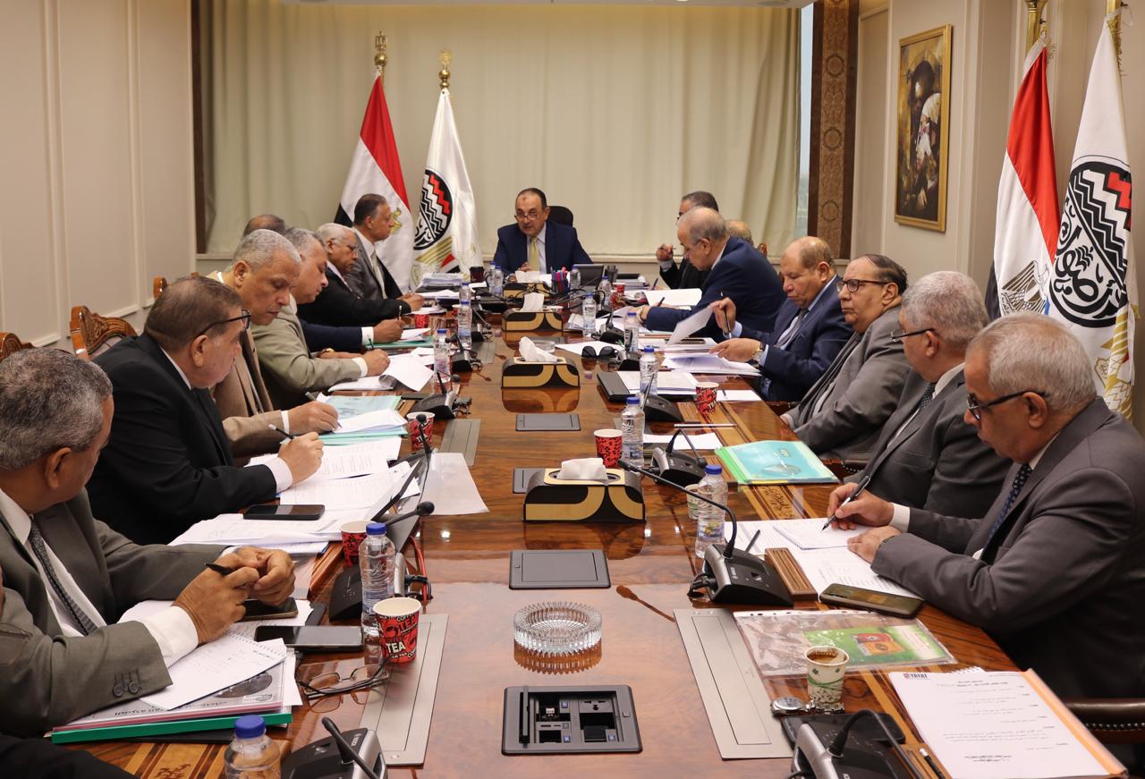 وزير قطاع الأعمال العام يتابع شركات القابضة الكيماوية