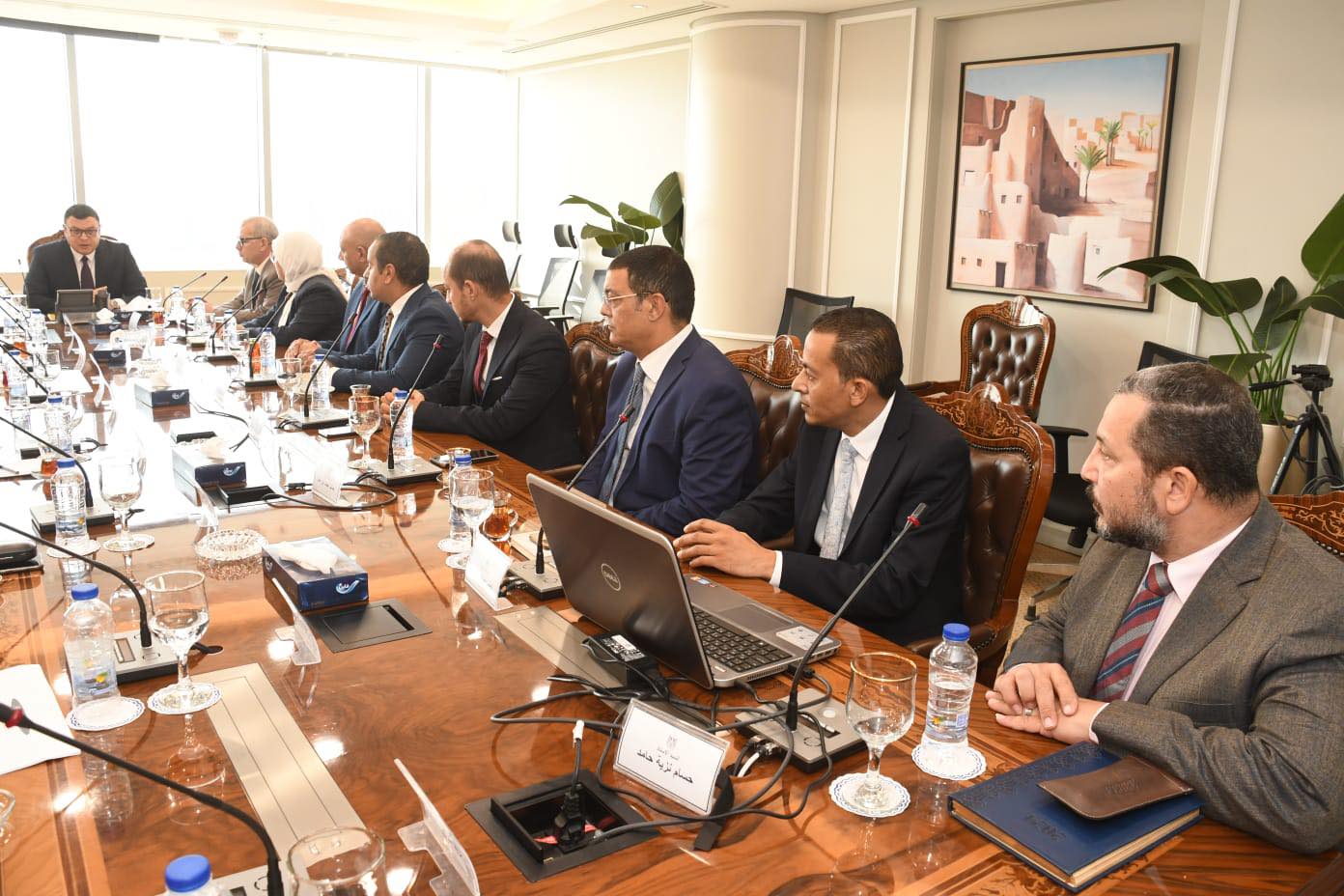 وزير الإسكان يتابع سير العمل بقطاع الشئون العقارية والتجارية