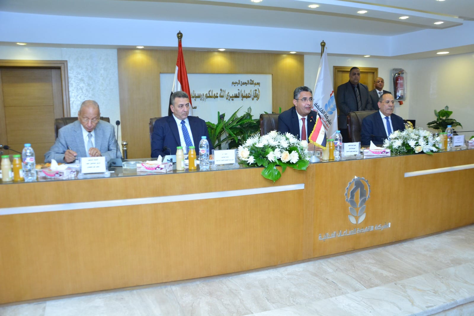 وزير التموين يتفقد الشركة القابضة للصناعات الغذائية