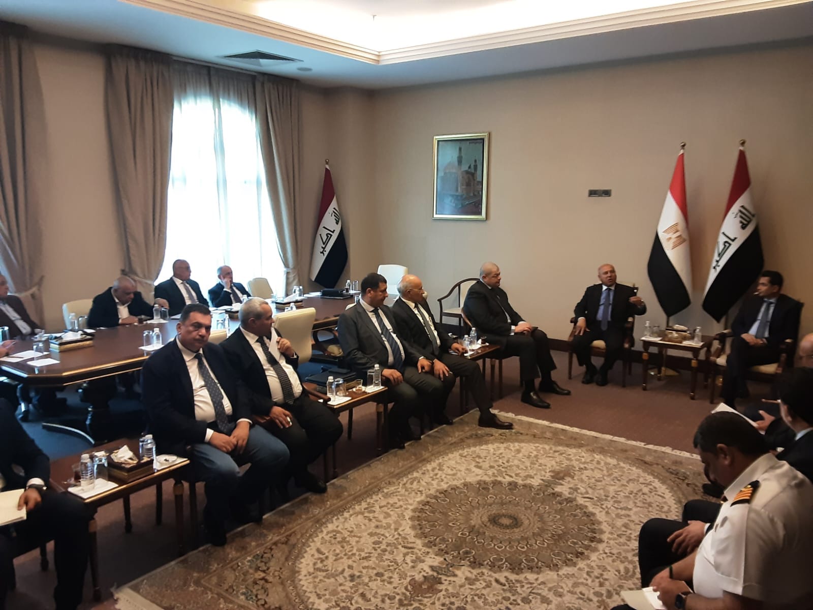 الوزير في اجتماع مع الوزراء والمسئولين العراقيين