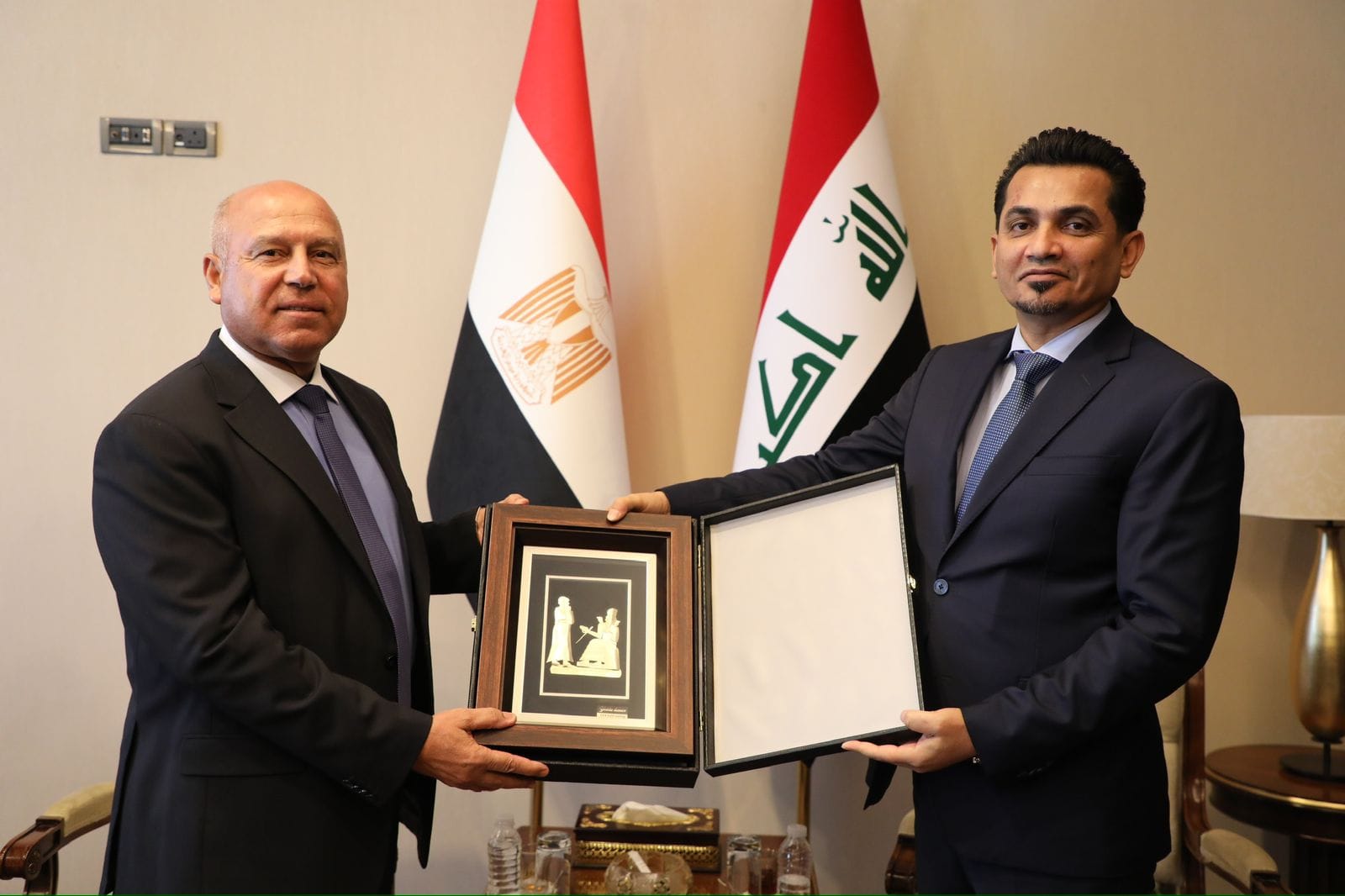 الوزير في اجتماع مع الوزراء والمسئولين العراقيين
