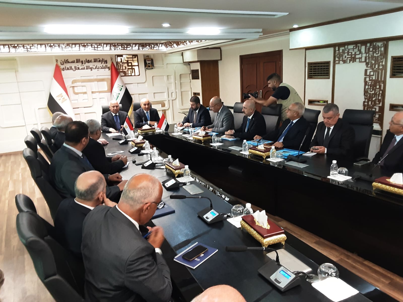 الوزير في اجتماع مع الوزراء والمسئولين العراقيين