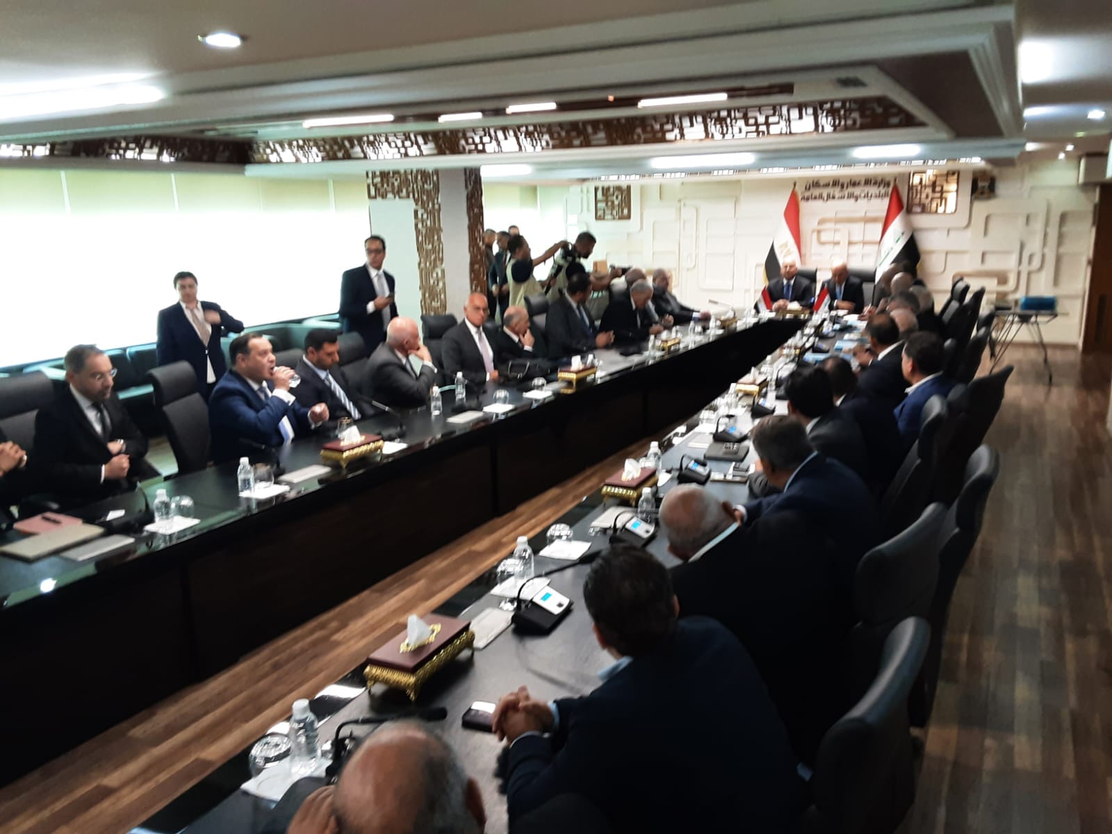 الوزير في اجتماع مع الوزراء والمسئولين العراقيين