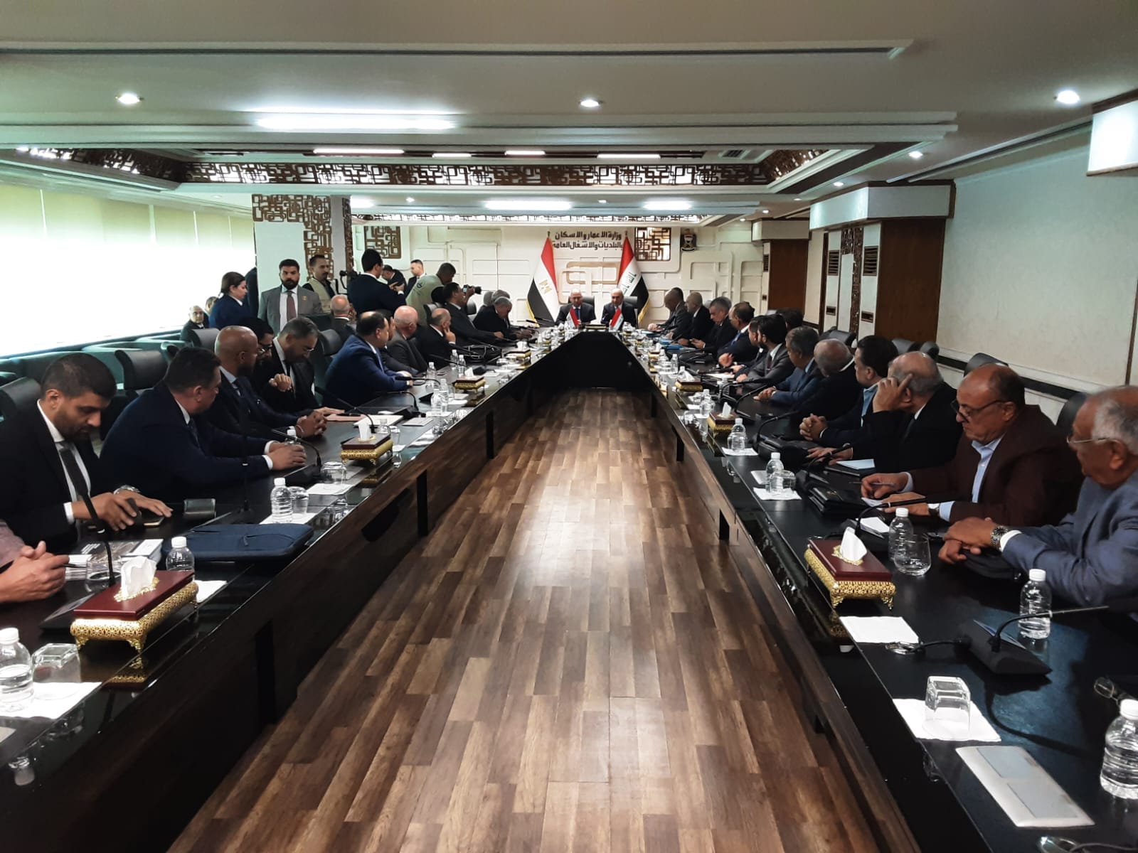 الوزير في اجتماع مع الوزراء والمسئولين العراقيين
