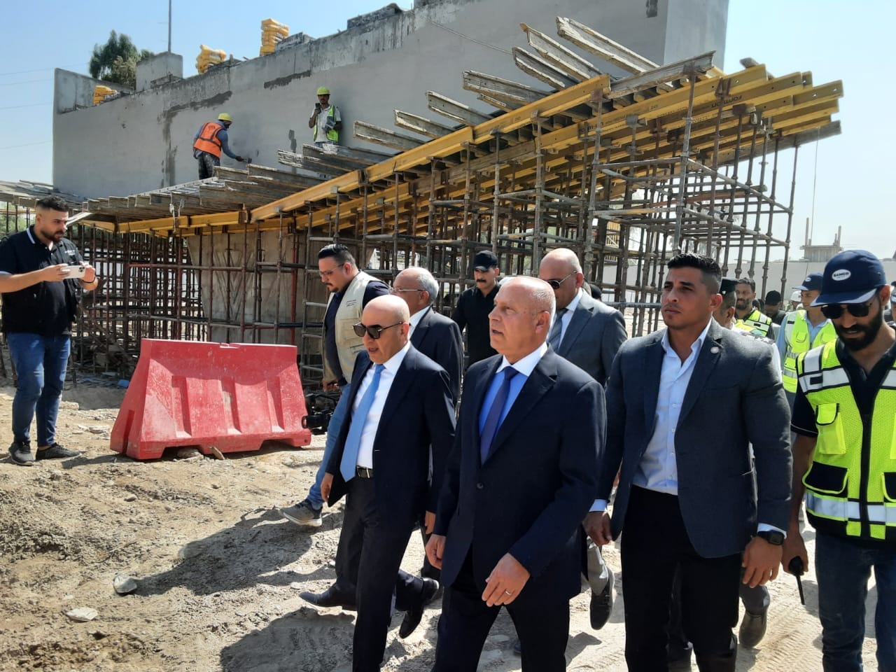 الوزير في اجتماع مع الوزراء والمسئولين العراقيين