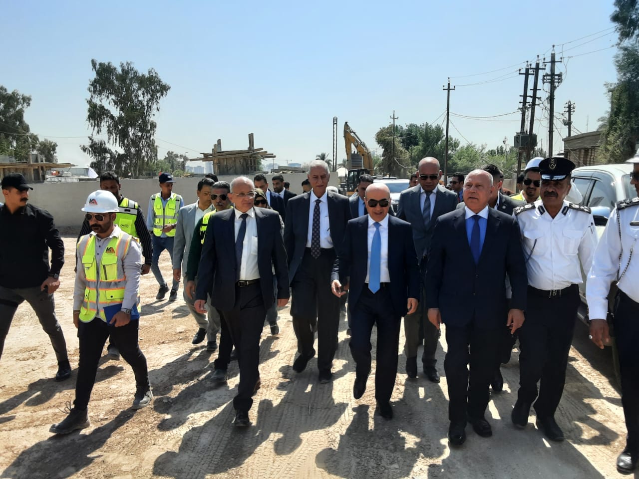 الوزير في اجتماع مع الوزراء والمسئولين العراقيين