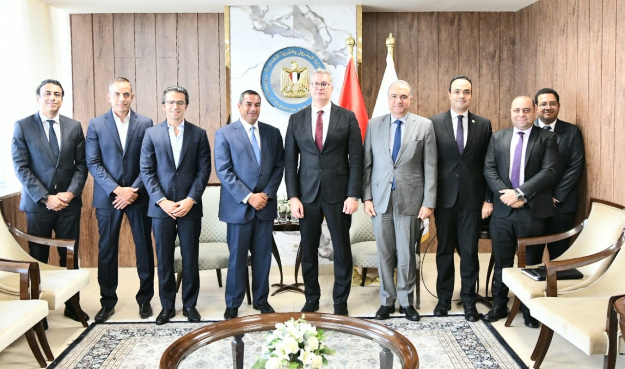 وزير البترول يلتقي رئيس شركة إنفينيتى سولار