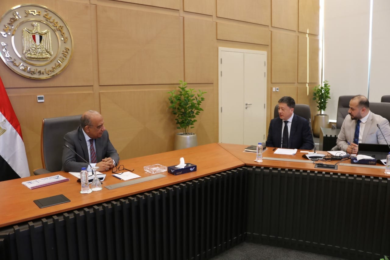 وزير الكهرباء في اجتماع مع رئيس شركة CEE الصينية