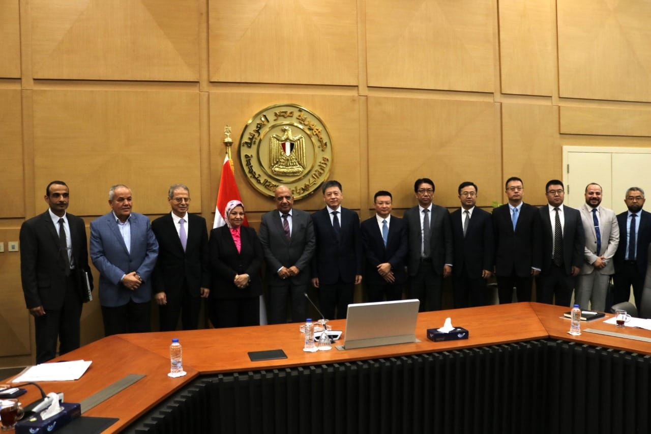 وزير الكهرباء في اجتماع مع رئيس شركة CEE الصينية