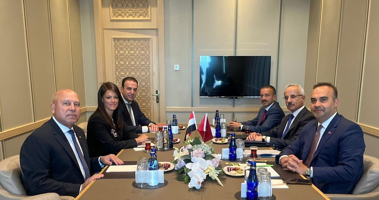 وزيرة التخطيط تلتقي وزيري النقل والبنية التحتية والمالية