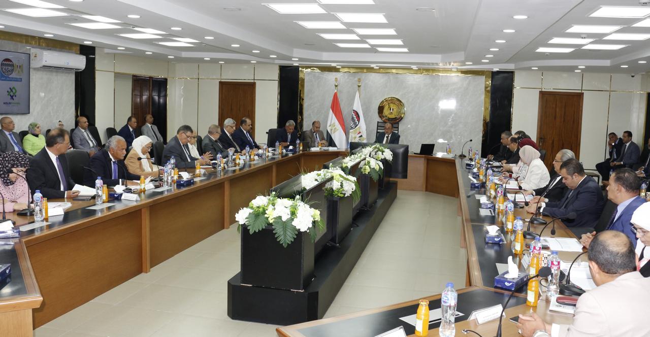 وزير قطاع الأعمال العام يترأس عمومية القابضة للأدوية