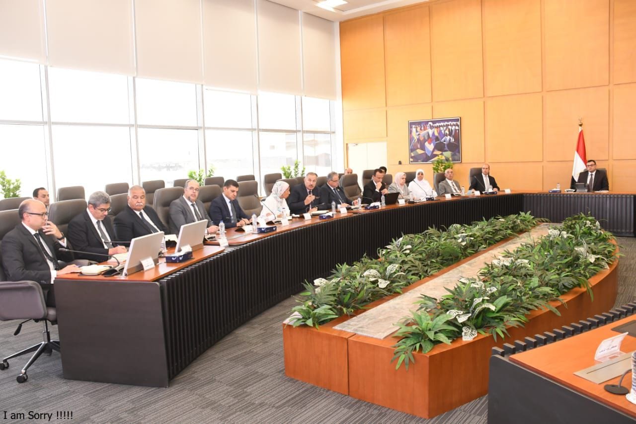 وزير الإسكان يجتمع مع مسئولى جميع الجهات