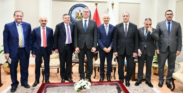 وزير البترول يلتقي الرئيس التنفيذى لشركة بيكر هيوز العالمية