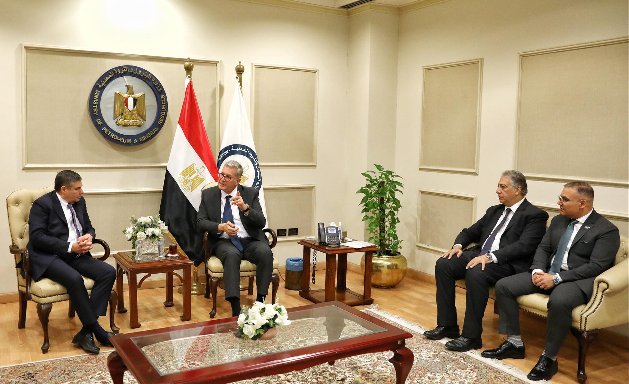 وزير البترول يلتقي الرئيس التنفيذى لشركة بيكر هيوز العالمية