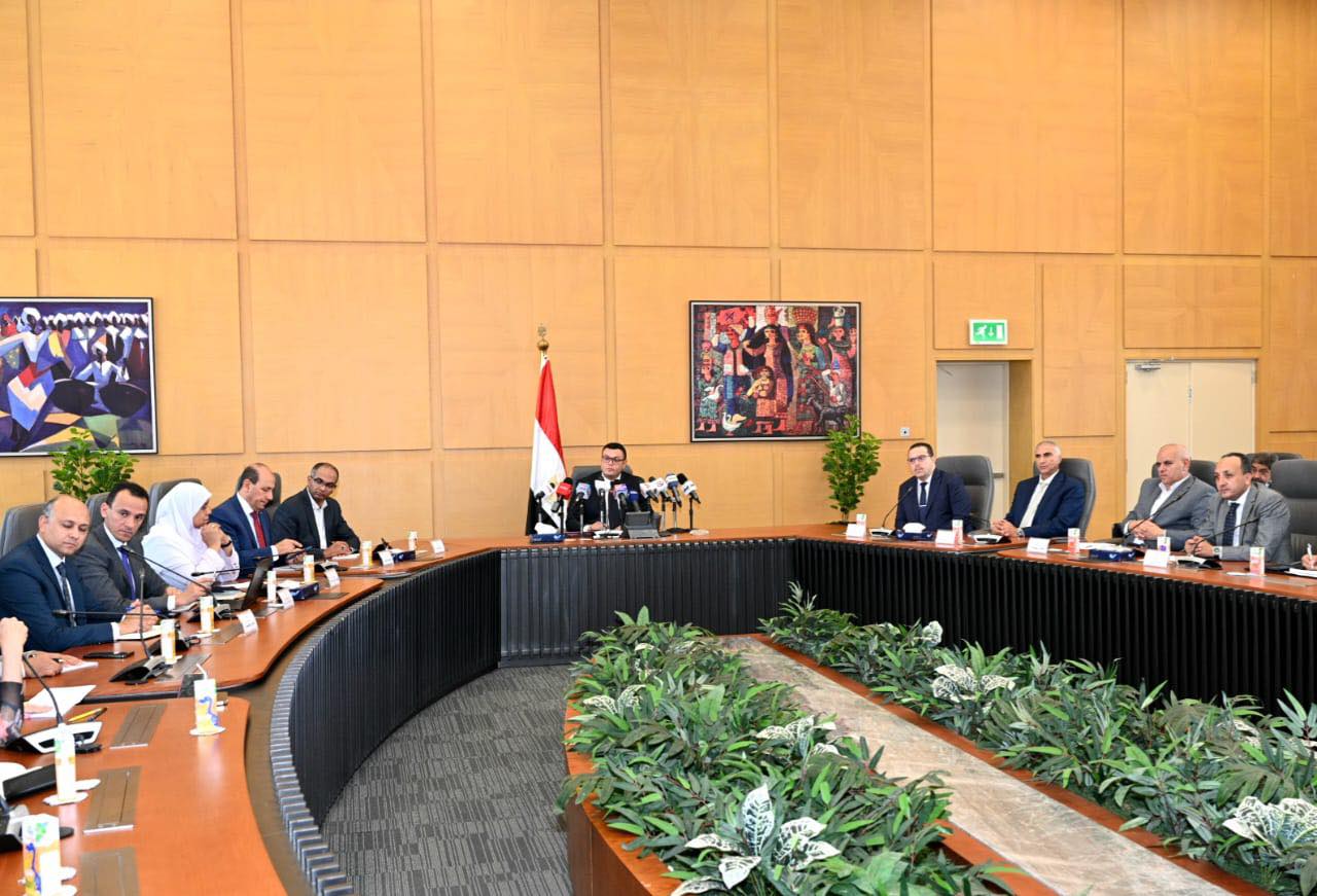 وزير الإسكان في اجتماع بالعاصمة الادارية الجديدة