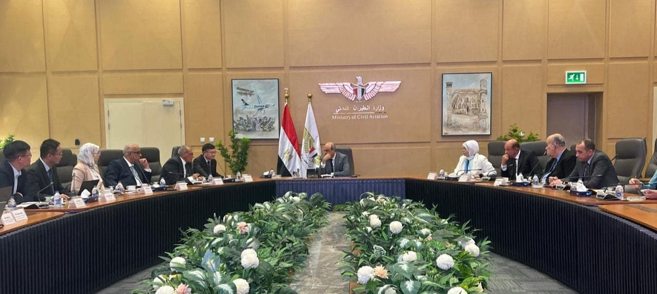 وزير الطيران المدني يلتقي بمسئولي شركة مجموعه جيزوبا الصينية
